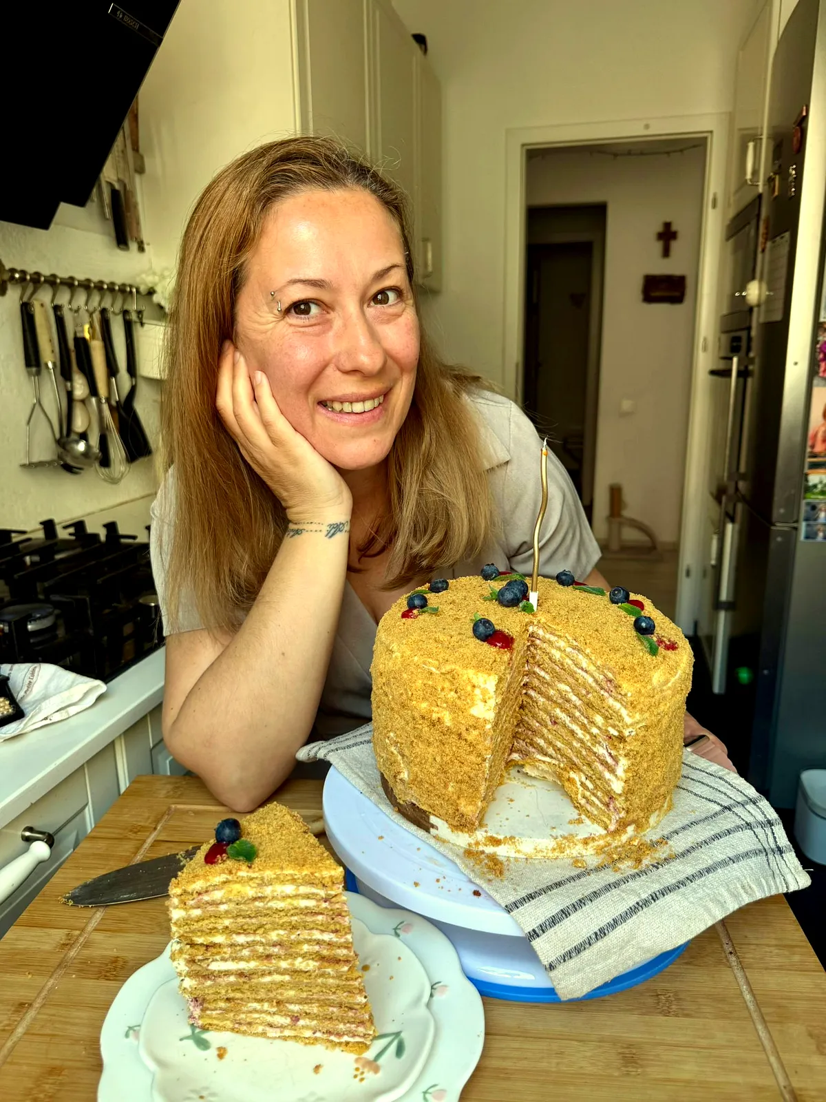 Tort Medovik cu Zmeură – Un Răsfăț la 42 de Ani!