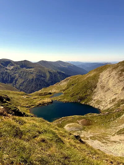 Relaxation at Capra Lake: Reflecting on the Water’s Edge