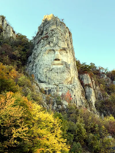 Statuia lui Decebal: O Sculptură Monumentală în Inima Stâncii