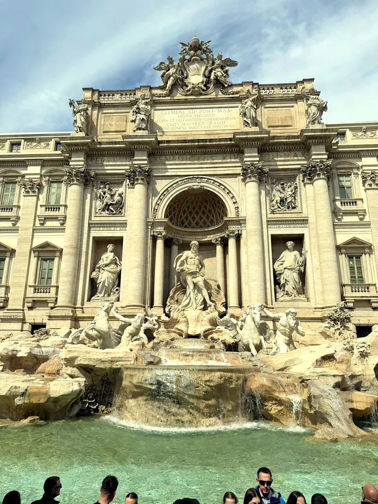 Fântâna Trevi: O dorință aruncată în ape de smarald